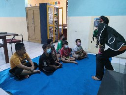 Bagi Ilmu Mendongeng Di Taman Baca Dukuh Kupang Gang 31
