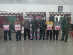Jelang HUT TNI Ke 76 Bakti Sosial Bagi Paket Sembako ke Warga