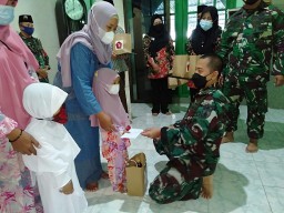 KODIM GRESIK SELENGGARAKAN DOA BERSAMA DAN BERBAGI BERSAMA ANAK YATIM PIATU
