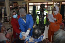 Kodim Tipe A 0831/Surabaya Timur Gelar Vaksi Bagi Lansia