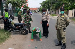 Abai Protokol Kesehatan, 3 Orang Push Up di Tempat