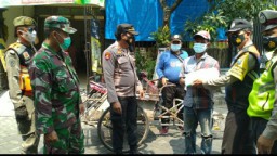 Babinsa Koramil Tandes Gelar Yustisi PPKM Level 1 Serta Bagikan Beras