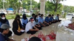 MIO Bersama BNN Tabur Bunga Di Makam WR Supratman