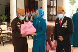 TP-PKK Sidoarjo Salurkan Paket Sembako Ke Para Veteran Perang