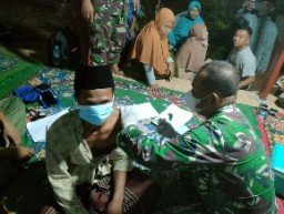Babinsa Palengaan Door To Door Berikan Pelayanan Vaksinasi Kepada Lansia