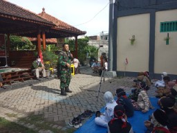 DANRAMIL KEBOMAS AJARKAN NILAI PERJUANGAN SEJAK DINI KEPADA SISWA SD ALMADA