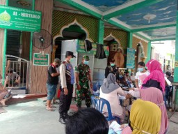 Babinsa koramil 0831/05 Rungkut Pendampingan Vaksin