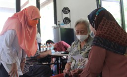 Reni Astuti Puji Pelaksanaan Vaksin Booster Lansia Di Semolowaru