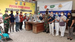 Koramil 0830/05 Tandes Bagikan Paket Sembako