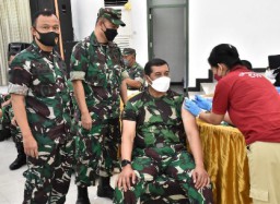 Brigjen Herman Vaksinasi Dosis 3 bersama Personil TNI dan ASN