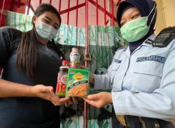 Sebar Bingkisan Biru Di Lapas Perempuan Malang