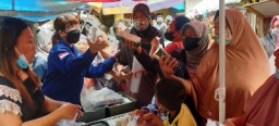 Tatuk Efendi Borong Tempe Lalu Dibagikan Gratis Di Pasar Krukah
