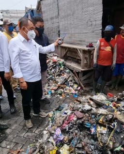 Wawali Armuji Geram, Sampah Menumpuk di Sungai Kalianak