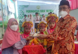 SDI Al Mubarok Gunung Anyar Peringati Isra' Mi'raj