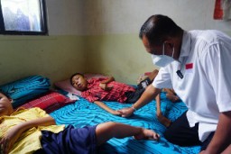 Cak Ji sambangi dua bersaudara yang lumpuh, Pastikan Pelayanan Kesehatan Te