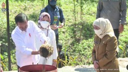 Jokowi Didampingi Gubernur Khofifah Satukan Tanah Dan Air Bumi