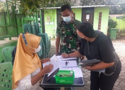 Baninsa Koramil 0830/Beniowo Beri Pendampingan Vaksinasi