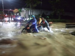 Babinsa Koramil Benowo Bantu Warga Akibat Terjebak Banjir