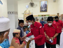 Kader PDIP Surabaya dan Bamusi Bukber dan Santuni Anak-Anak Yatim