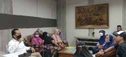Puluhan Emak - Emak Tegalsari Wadul DPRD Surabaya