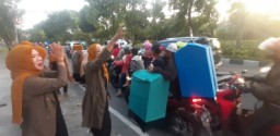 30 Menit, 1.000-an Takjil yang Dibagikan Group Blakrak Ludes