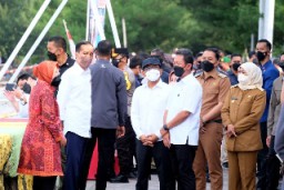 Presiden Jokowi Tinjau Kampung Nelayan Bulak di Surabaya
