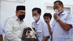 Jelang Lebaran Partai Gerindra Surabaya Bagikan Tali Asih