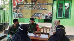 Dandim 0826 Pamekasan Serahkan BLT-Minyak Goreng Kepada Warga
