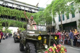 Dengan Udeng Khas Surobiyo Armuji Sapa Warga Meriahkan HJKS Ke - 729