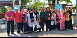 Guru SDN Candipari 2 Porong Terima Cindera Mata