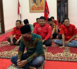 Kader PDIP Surabaya Lakukan Sholat Ghoib Untuk Doakan Tjahjo Kumolo