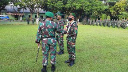 Dandim 0826 Pamekasan Sambut Anggota Selesai Tugas Operasi Dengan Pengalung