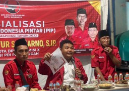 Kader PDIP Surabaya Bagikan Bea Siswa PIP di Kenjeran