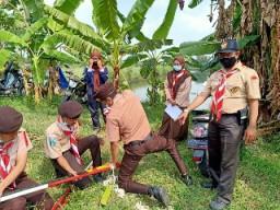 Babinsa Cerme beri pelatihan Saka Wira Kartika.