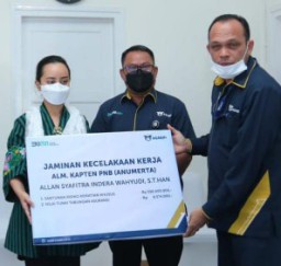 Komut ASABRI Serahkan SRKK Kepada Ahli Waris Pilot Pesawat T-501 Golde