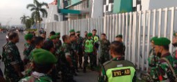 Aparat Gabungan Perketat Pengamanan Laga Persebaya vs Persita