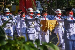 Siswi Keturunan Tionghoa Pembawa Baki Bendera Upacara HUT ke - 77 RI di Bal