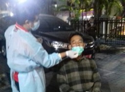 Babinsa Asemrowo Gencarkan Swab Dan Vaksin Hunter