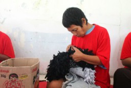 Pemkot Surabaya Latih ODGJ Liponsos Buat Handycraft