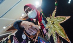 Ada Perhiasan Ecopribt Dari Daun Jarak