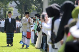 Ridwan Kamil Menyerahkan Bantuan Kepada Dua Pondok Pesantren