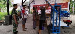 Babinsa Kandangan Pantau Pelatihan Pembuatan Paving Blok