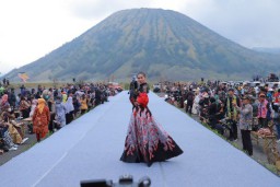Kemenparekraf Tetapkan East Java Fashion Harmony Jadi 10 Besar