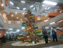 Worldwide Chrishtmas Tree Setinggi 7 Meter Tertulis 148 Nama Kota