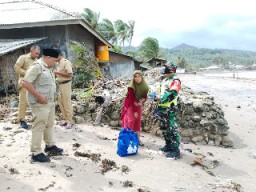 Babinsa dan Firkopimcam Tambak Berikan Bantuan Sembako di Desa Gelam