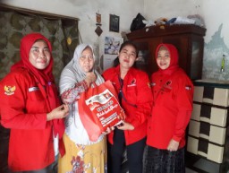 Semarak HUT ke-50, PDIP Kecamatan Pabean Cantian Bagikan Sembako