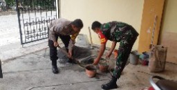 Babinsa dan Babinkamtibmas Bantu Perbaikan Rumah Warga