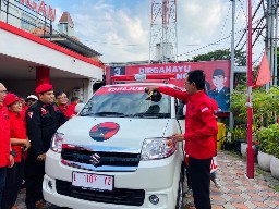 Luncurkan Ambulan Baru, PDIP Surabaya Perkuat Kerja-Kerja Kerakyatan