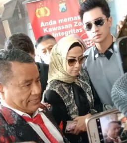 Venna Melinda Didampingi Hotman Paris Hutapea Datangi Polda Jatim