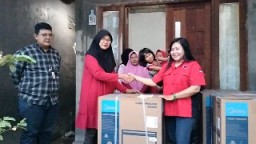 Yordan M Batara Bantu Chest Freezer Kepada Masyarakat Gunung Anyar